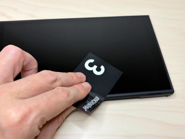 ホコリ除去シールで残ったゴミやホコリを取り除く