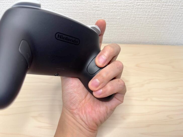 グリップ裏側にGL/GRボタン