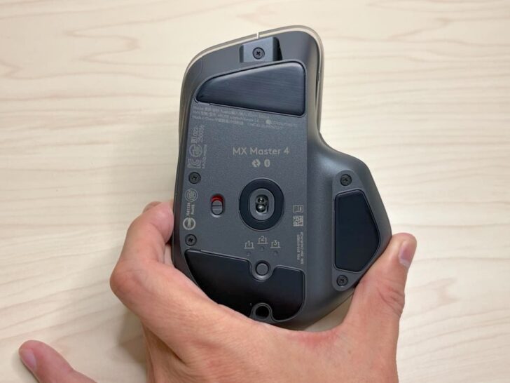 裏面にはワイヤレスのオン/オフスイッチと、最大3台の接続先を切り替えるEasy-Switchボタン