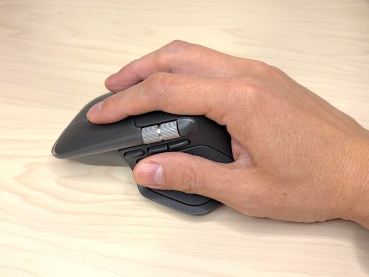 手を自然に乗せるだけでフィットする形状