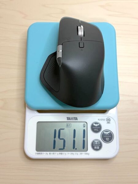重量は実測で約151g(仕様値は150g)