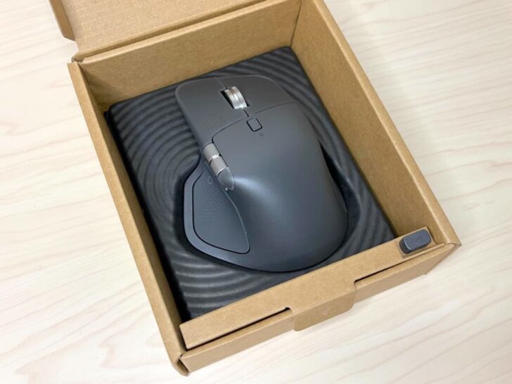 MX MASTER 4ではさらさらとしたマイクロテクスチャー樹脂に変更