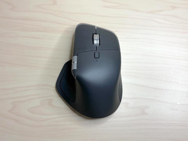 人間工学(エルゴノミクス)に基づいた左右非対称デザイン