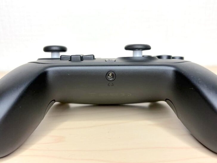 プロコン2の手前側にはヘッドホンジャックがある