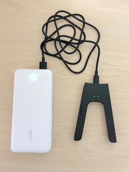 充電グリップに電源につないだUSB-Cケーブルを差し込むだけ