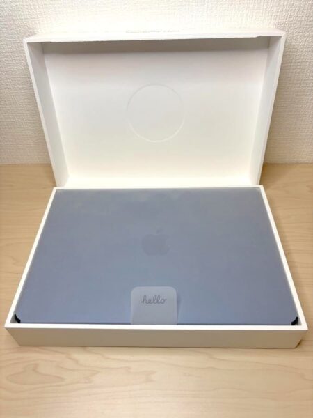 薄い紙につつまれたMacBook Neoが、「hello」の文字とともにお目見え