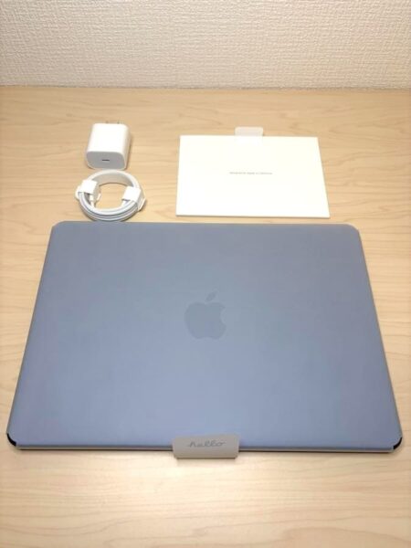 Neo本体のほかに、20W USB-C電源アダプタとUSB-C充電ケーブル1.5mが入っている