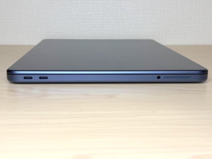 左側面にUSB-Cポートが2つと3.5mmヘッドフォンジャックを搭載