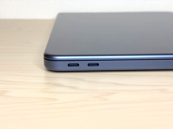 USB-Cポート、左がUSB 3で最大10Gb/sかつDisplayPort対応、右がUSB 2で最大480Mb/sと性能差がある