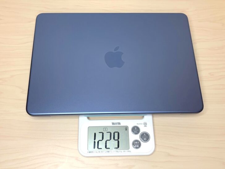 重量の実測値は、MacBook Neoが1,229g(