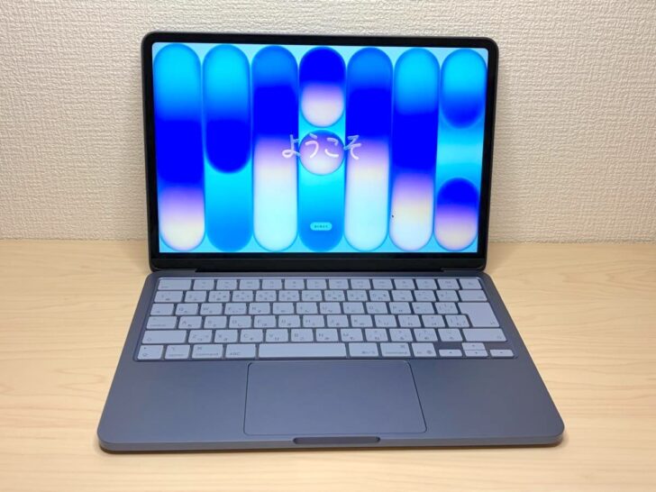 キーボードも本体にあわせたカラーリングのMacBook Neo