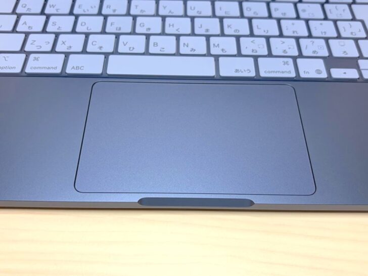 トラックパッドはMacBook AirやProのような感圧タッチではなく、物理的に押し込むタイプ