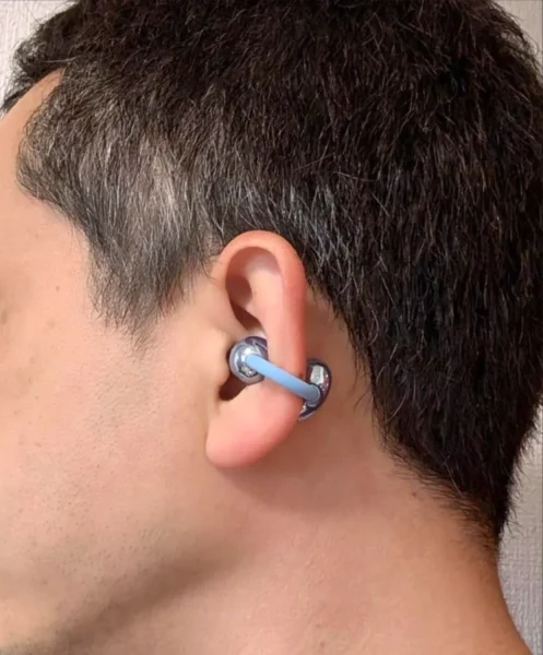 FreeClip 2の装着方法は耳にはさむだけ