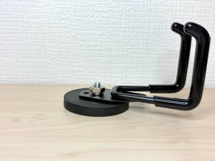 間にワッシャーをかませてナットを締めるだけ