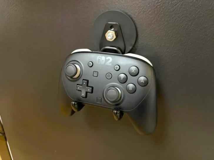 Nintendo Switch 2用のプロコンを乗せてみると、見事にぴったり