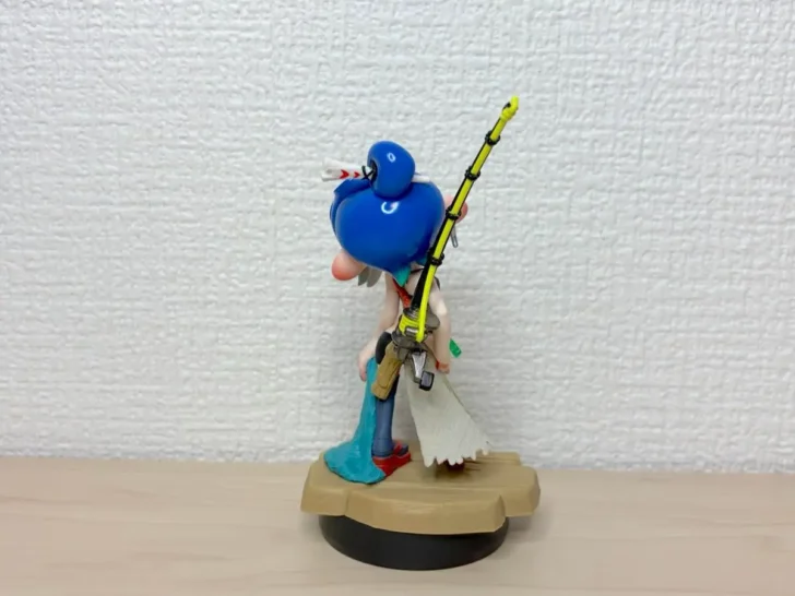 よく見ると便所スリッパで漁網まで持っている